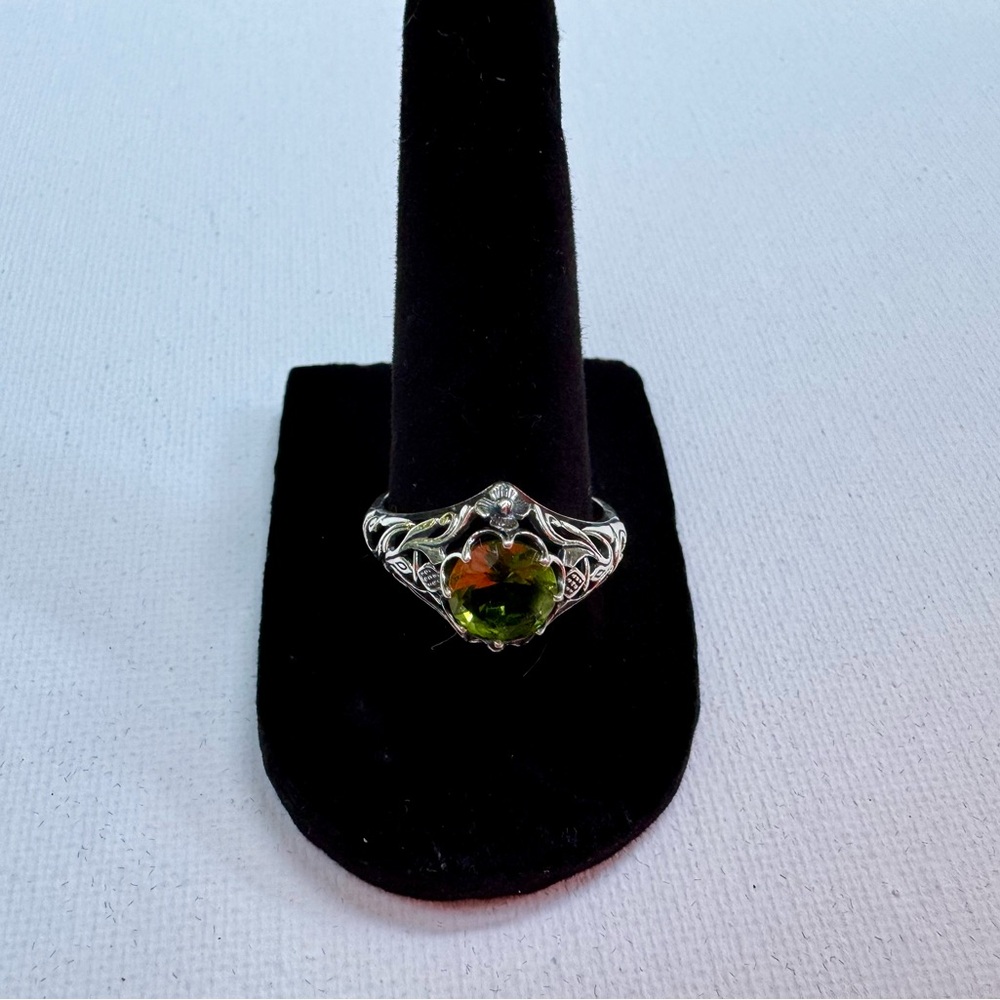 Elegant Green Peridot Silver Ring - Picture 2 of 5
